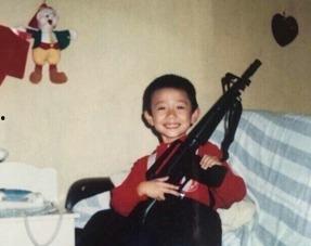 冲着镜头笑吃瓜,瓜果飘香尽享美味