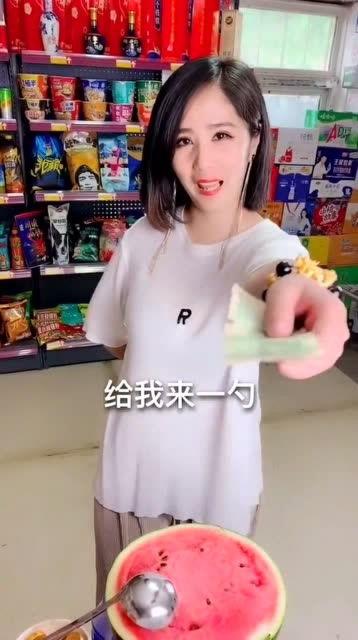 美女吃瓜有质量,品味生活高质量瞬间