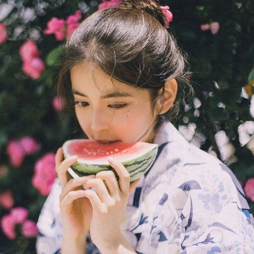 幽默吃瓜少女图片,幽默瞬间成网红!