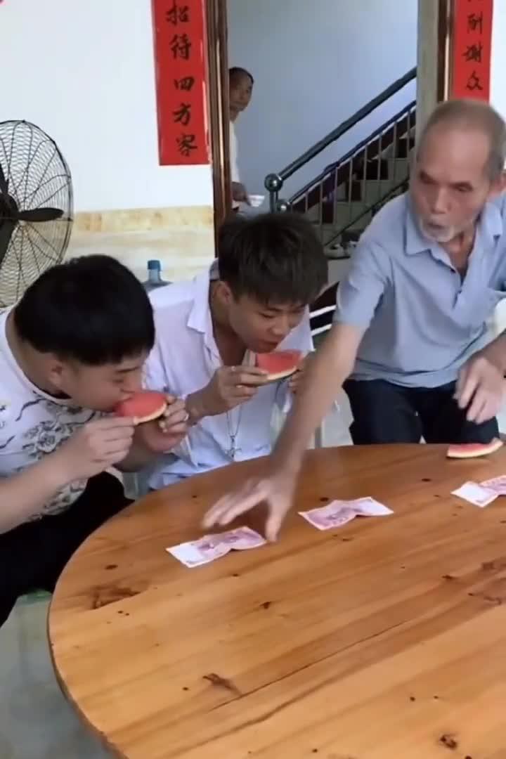 吃瓜老头视频,短视频中的幽默人生